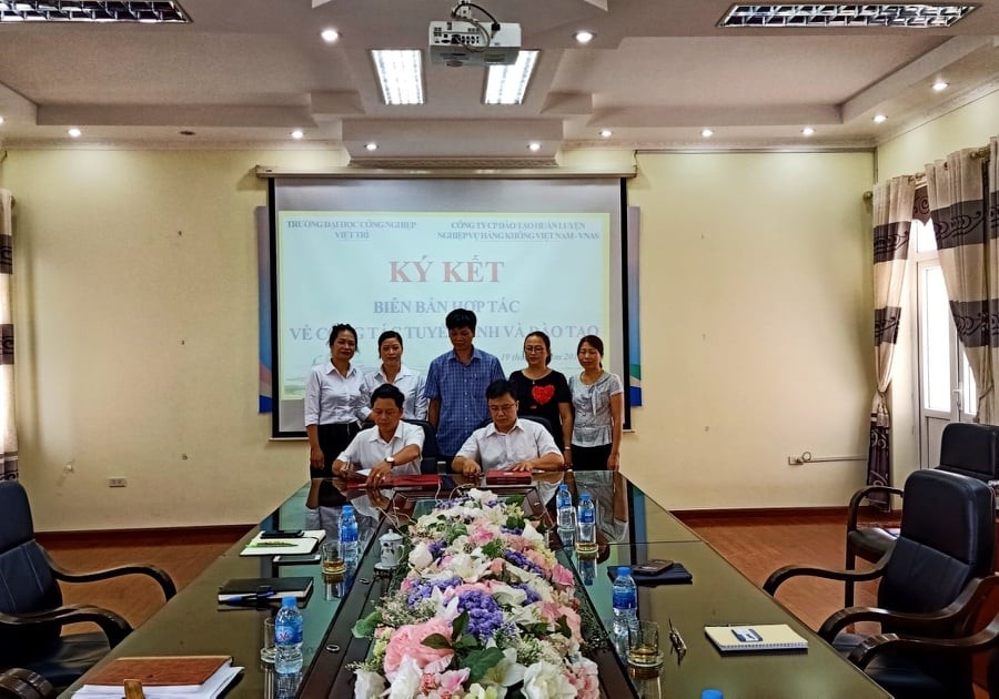 TLễ ký kết hợp tác giữa Công ty Cổ phần Đào tạo Huấn luyện Nghiệp vụ Hàng không Việt Nam và Đại học Công Nghiệp Việt trì, Phú Thọ