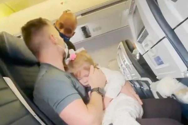 Bị mời xuống khỏi máy bay vì con gái 2 tuổi không chịu đeo khẩu trang