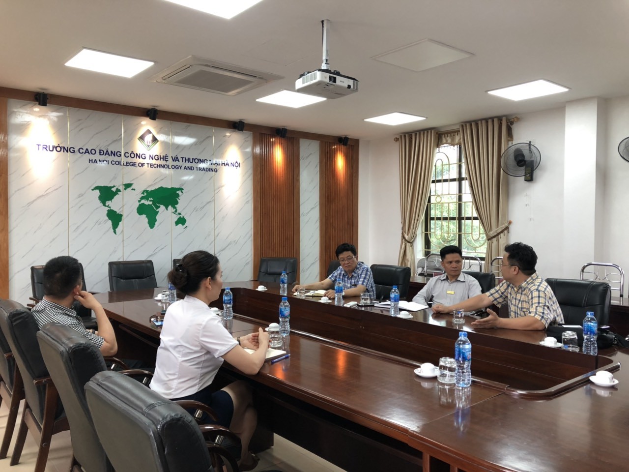 TBuổi làm việc trao đổi về hợp tác giữa Công ty Cổ phần Đạo tạo Huấn luyện Nghiệp vụ Hàng không Việt Nam và Trường Cao đẳng Công nghệ và Thương mại Hà Nội