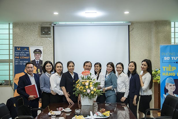 Công đoàn tặng hoa chúc mừng đội ngũ nữ cán bộ, nhân viên, cộng tác viên của VNAS nhân ngày Phụ nữ Việt Nam