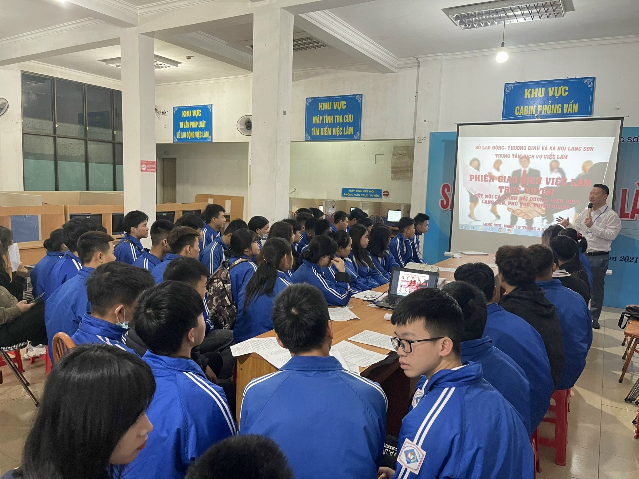 TTrung tâm Dịch vụ Việc làm tỉnh Lạng Sơn thực hiện tư vấn, hướng nghiệp nghề hàng không cho học sinh THPT