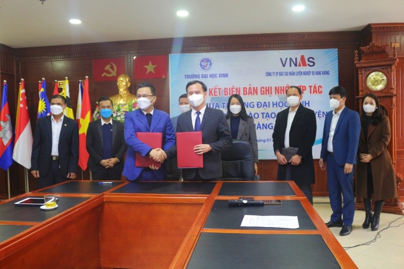Trường Đại học Vinh và Công ty CP Đào tạo huấn luyện Nghiệp vụ Hàng không (VNAS) tổ chức lễ ký kết biên bản ghi nhớ hợp tác