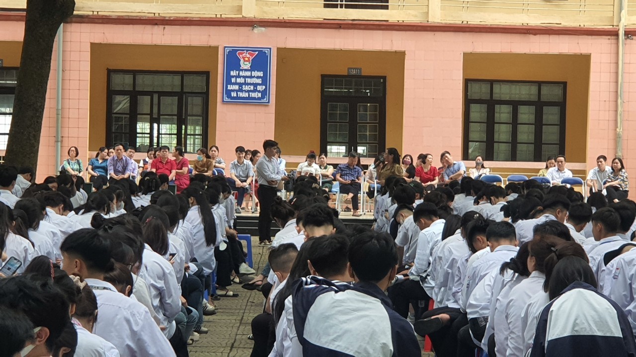 TTTHLB-Tư vấn hướng nghiệp cho học sinh trường THPT Thuận Thành 2
