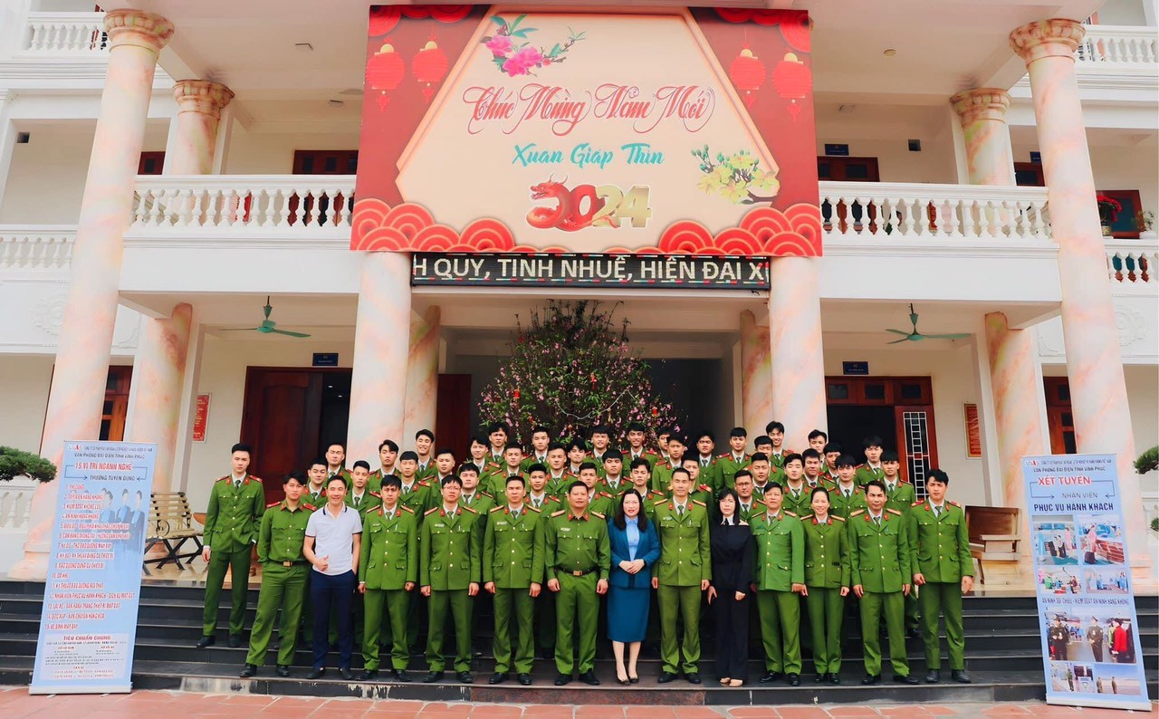 TTTHLB-Ngày hội tư vấn dạy nghề và giới thiệu việc làm cho hạ sỹ quan, chiến sỹ nghĩa vụ CAND Trại giam Vĩnh Quang xuất ngũ năm 2024